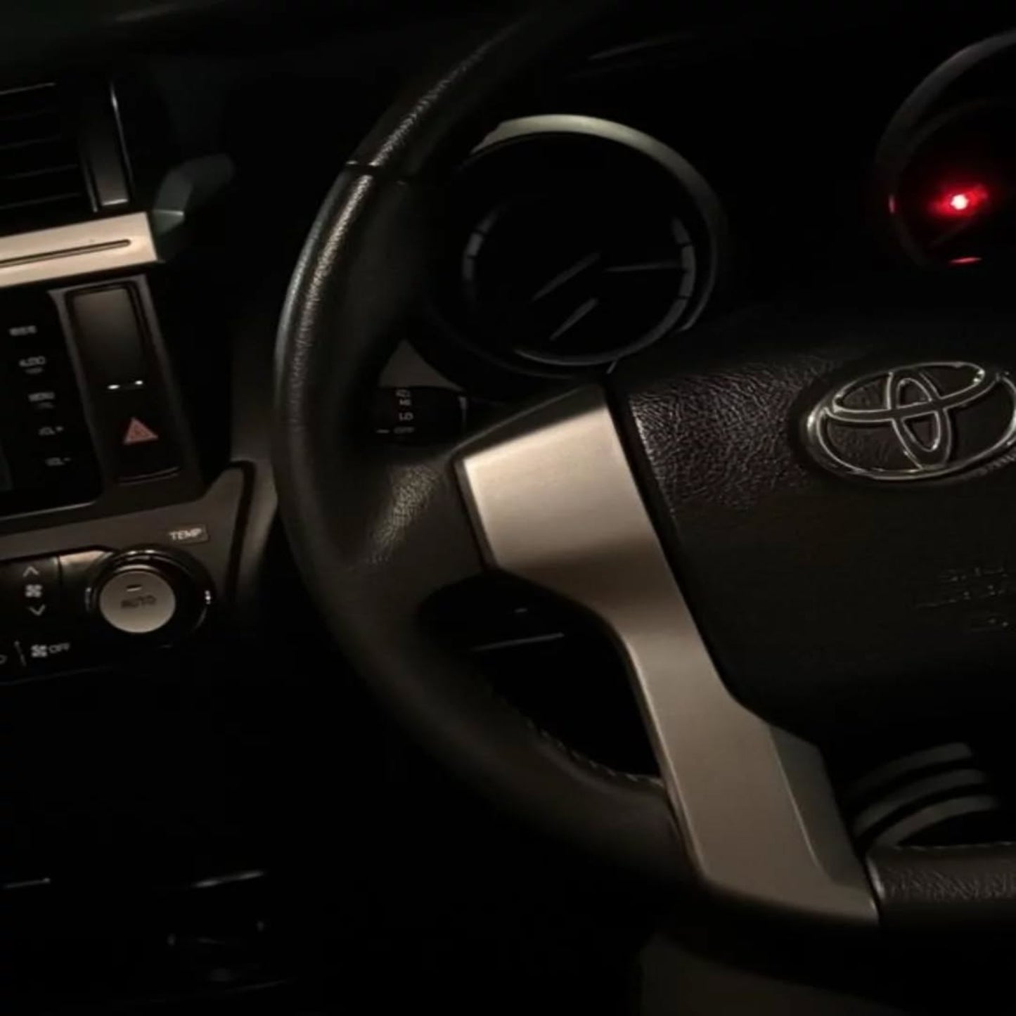Toyota Prado 2010-2018 multimedia steering wheel buttons